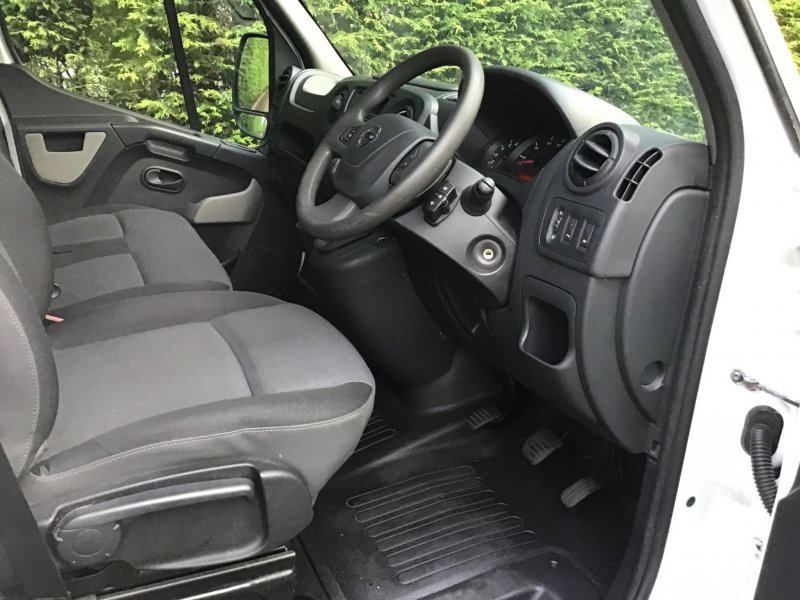 NISSAN NV400